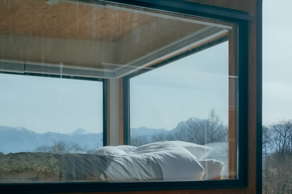 THE-NOMAD_Mt.YATSUGATAKE_34 ザ・ノマド八ヶ岳の宿泊棟トレーラーハウスのベッドと枕