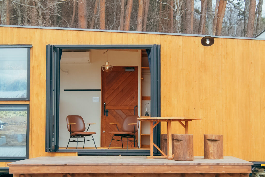 THE-NOMAD_Mt.YATSUGATAKE_36 宿泊棟トレーラーハウスの椅子とテーブル