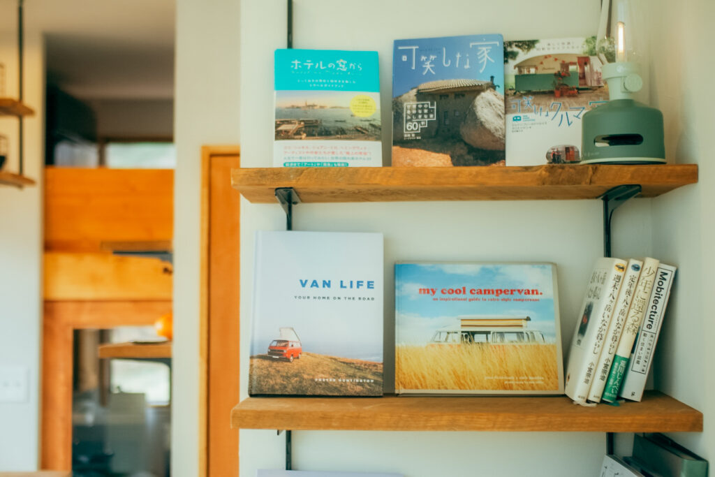 THE-NOMAD_Mt.YATSUGATAKE_46 ザ・ノマド八ヶ岳の書棚の本