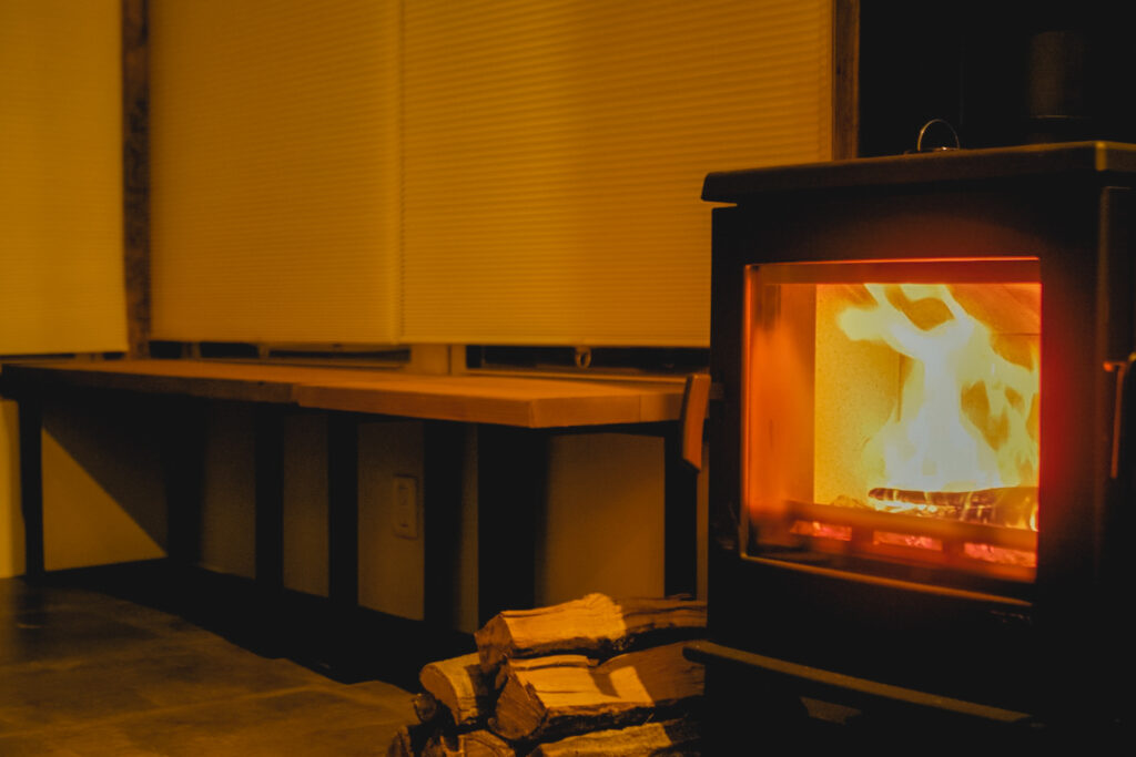 THE-NOMAD_Mt.YATSUGATAKE_47 ザ・ノマド八ヶ岳のカフェの薪ストーブ