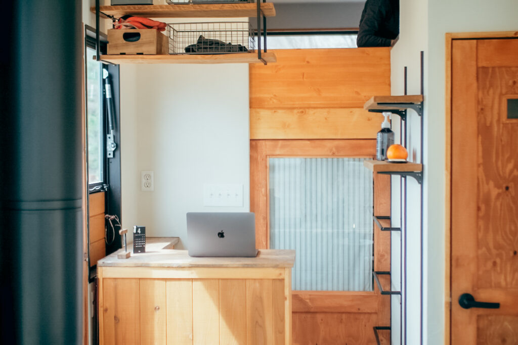 THE-NOMAD_Mt.YATSUGATAKE_48 ザ・ノマド八ヶ岳のホテルの受付カウンター