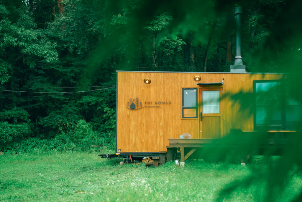 THE-NOMAD_Mt.YATSUGATAKE_53 トレーラーハウスのホテルの看板
