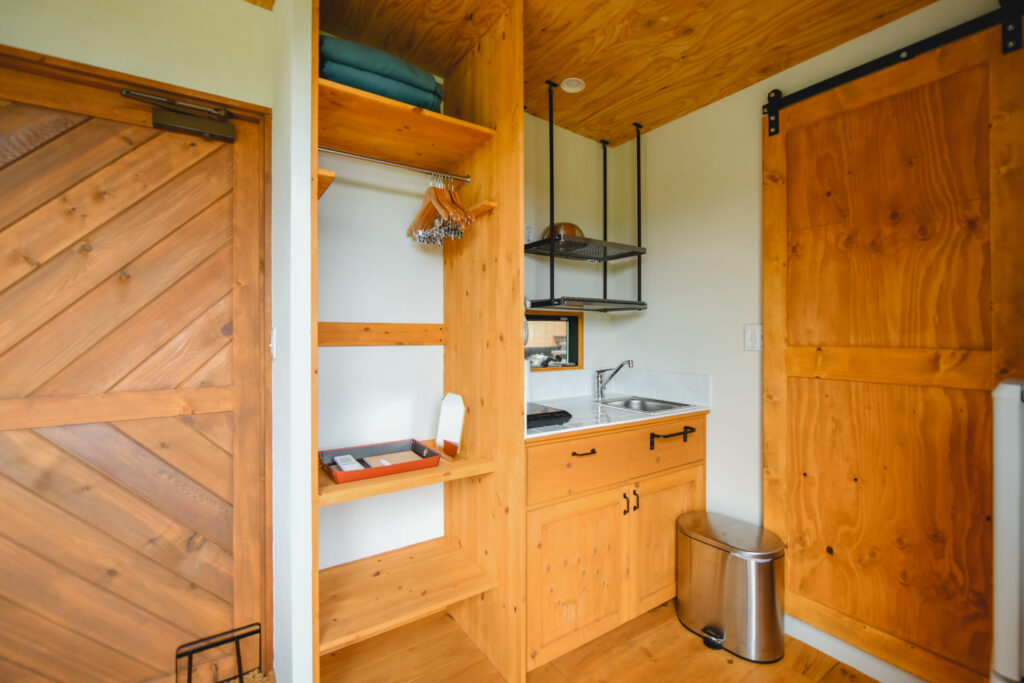 THE-NOMAD_Mt.YATSUGATAKE_60 トレーラーハウスのクローゼットとキッチン