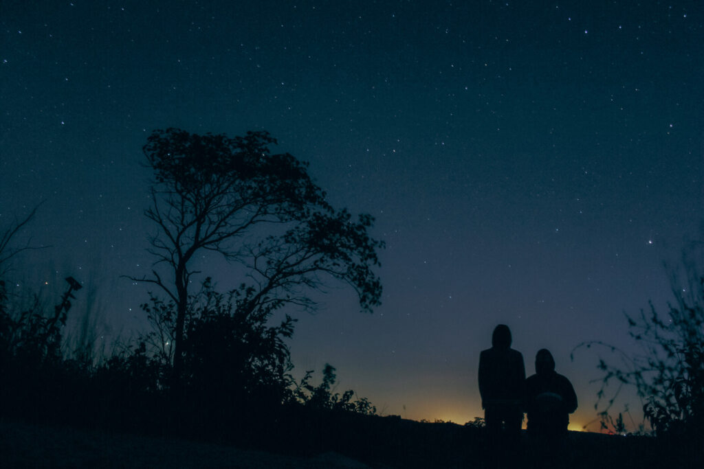星空を眺める人