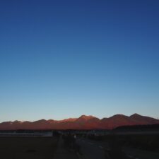 ザ・ノマド 八ヶ岳の山と青空