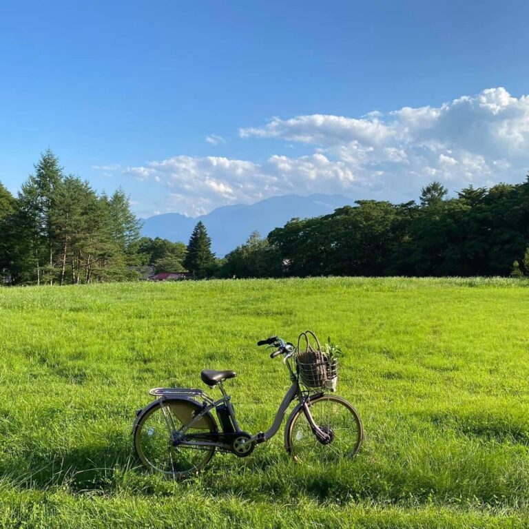 ザ・ノマド 八ヶ岳の草原と自転車
