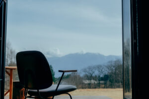宿泊棟トレーラーハウスの椅子と八ヶ岳の景色