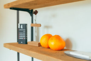 棚に並ぶ2個のオレンジ