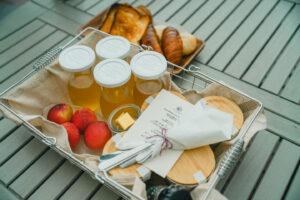 テーブルの上の果物とジュースとパンの朝食
